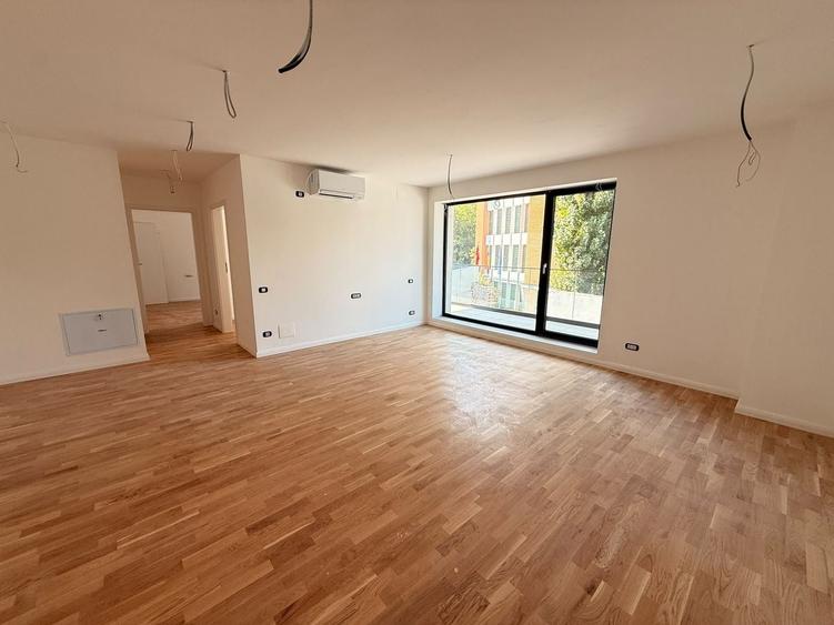 Apartament cu 3 camere semidecomandat în Unirii