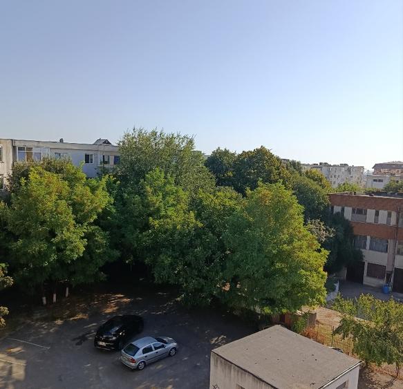 Apartament cu 3 camere decomandat în Km 4-5