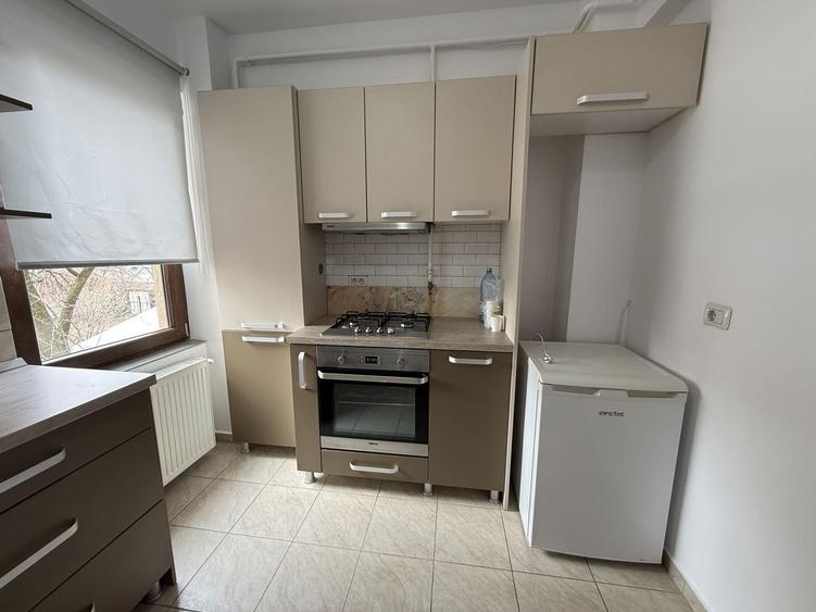 Apartament cu 2 camere semidecomandat, mobilat în Central