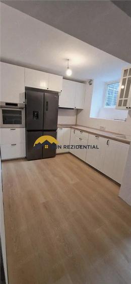 Apartament cu 6 camere, mobilat în Victoriei