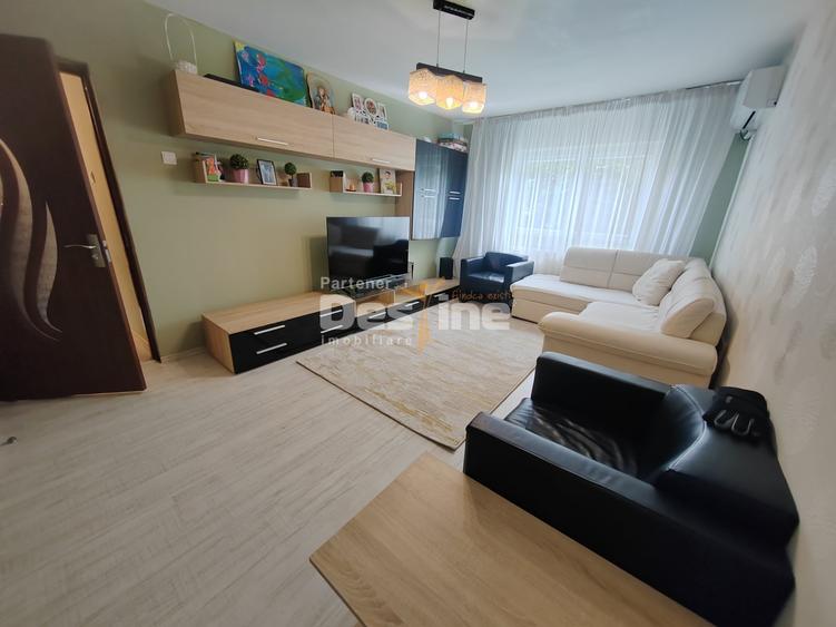 Apartament cu 3 camere decomandat, mobilat în Nicolina