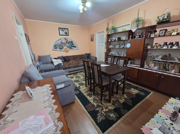 Apartament cu 3 camere semidecomandat în Micro 16