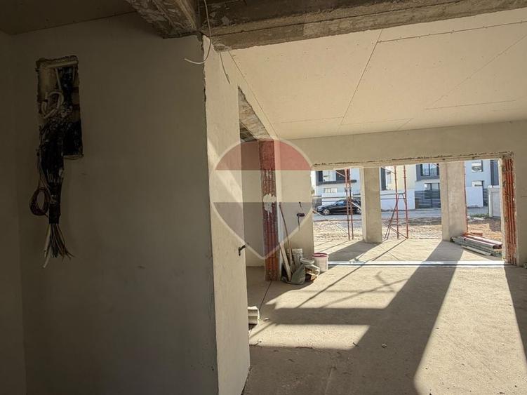 Casă individuală cu 5 camere cu Teren 500 Mp în Central