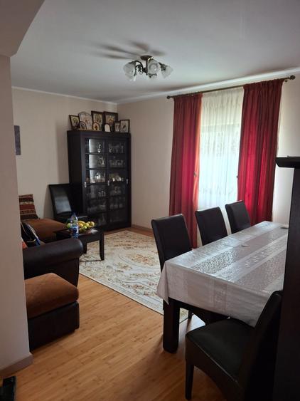 Casă individuală cu 5 camere cu Teren 1800 Mp în Central