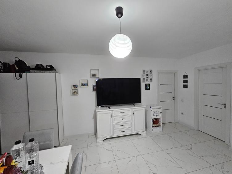 Apartament cu 3 camere semidecomandat în Florești