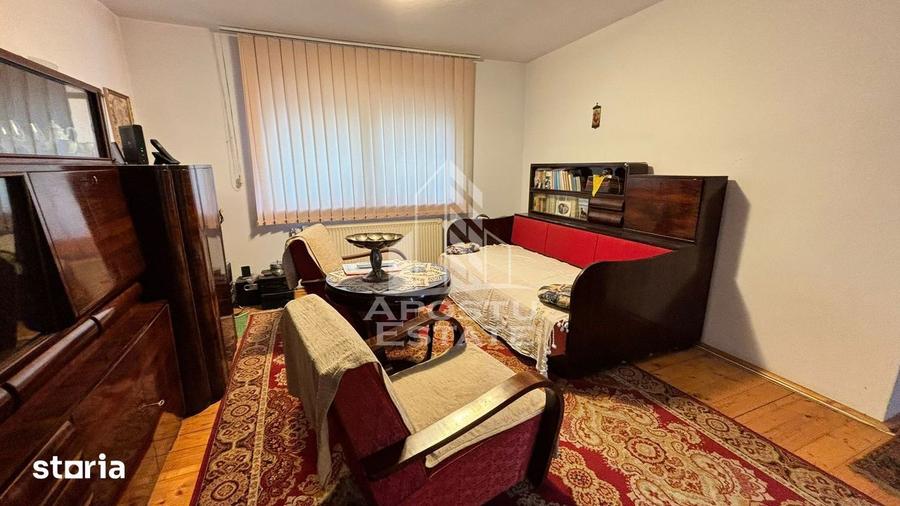 Casă cu 8 camere semidecomandat cu Teren 315 Mp în Șagului