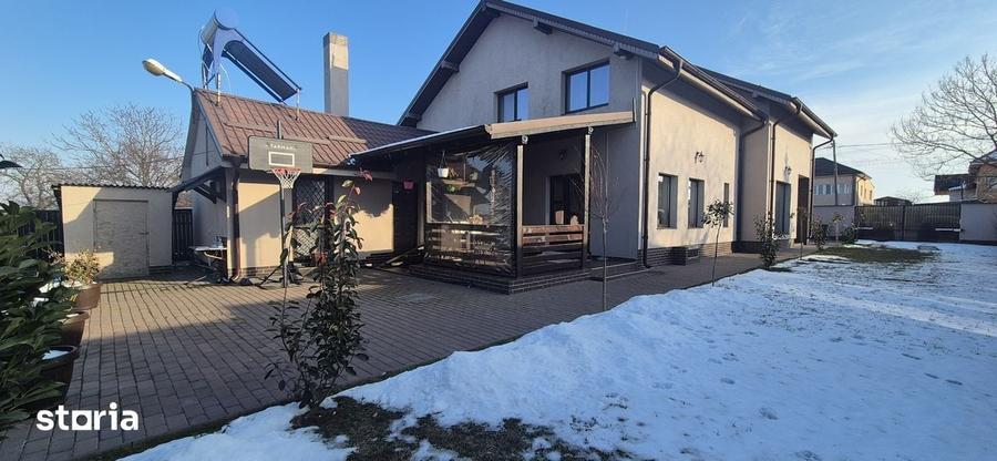 Casă cu 6 camere cu Teren 2106 Mp în Piatra