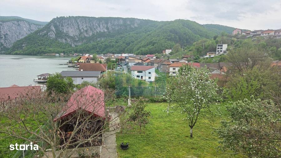 Casă cu 6 camere cu Teren 1361 Mp în Dubova