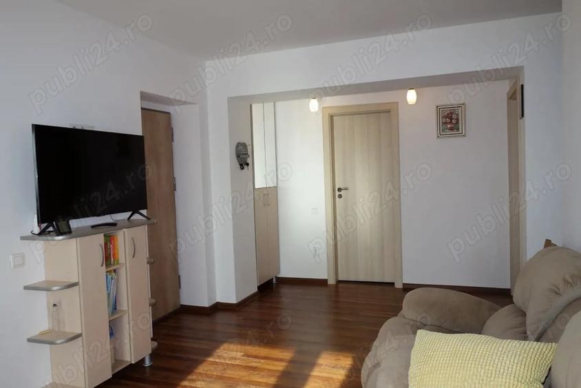 Apartament cu 4 camere semidecomandat în Sud