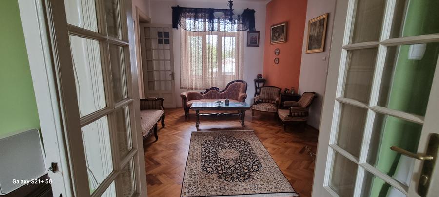 Apartament cu 4 camere semidecomandat în Calea Victoriei