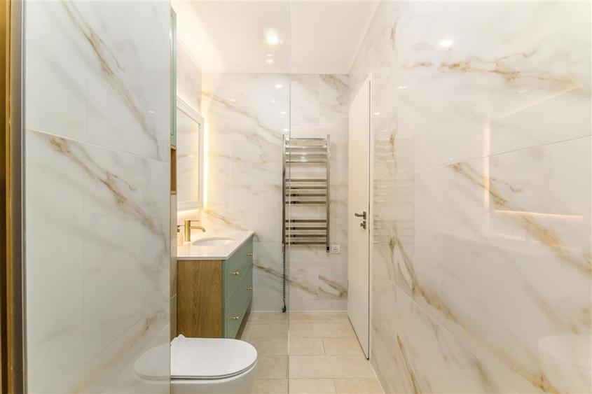 Apartament cu 3 camere semidecomandat în Gară