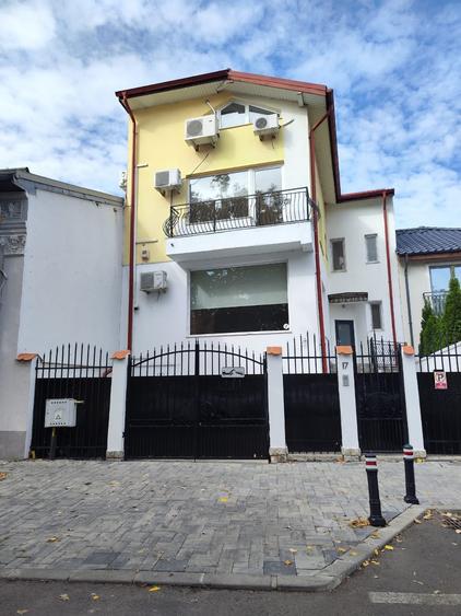 Casă cu 10 camere cu Canalizare în Foișorul de Foc