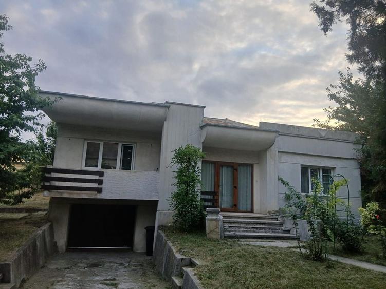 Casă individuală cu 5 camere cu Canalizare în Est