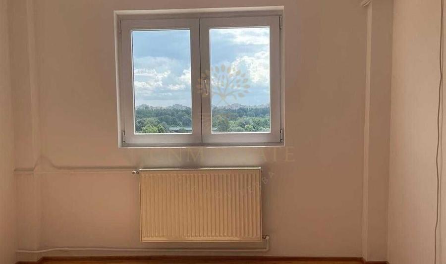 Apartament cu 3 camere semidecomandat în Tineretului