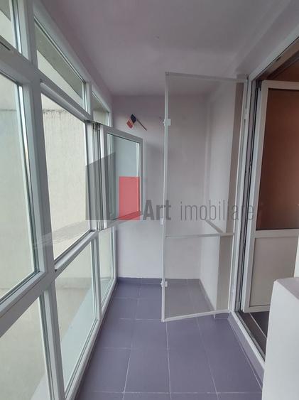 Apartament cu 3 camere semidecomandat în Alexandru Obregia