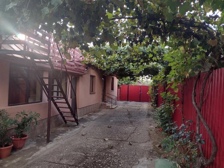 Casă cu 4 camere cu Teren 1800 Mp în Teslui