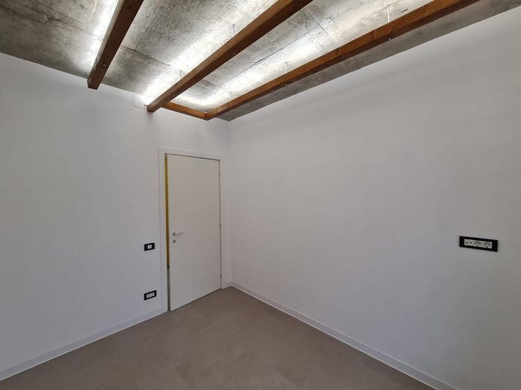 Apartament cu 3 camere semidecomandat în Colentina