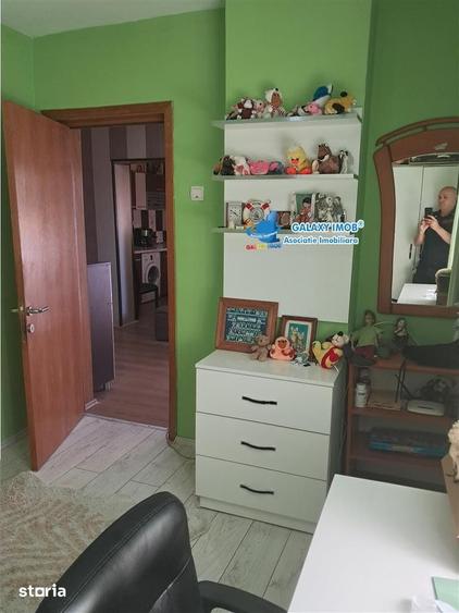 Apartament cu 3 camere decomandat, mobilat în Bradu