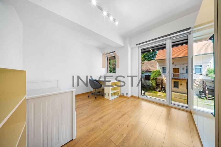 Apartament cu 3 camere semidecomandat, mobilat în Central