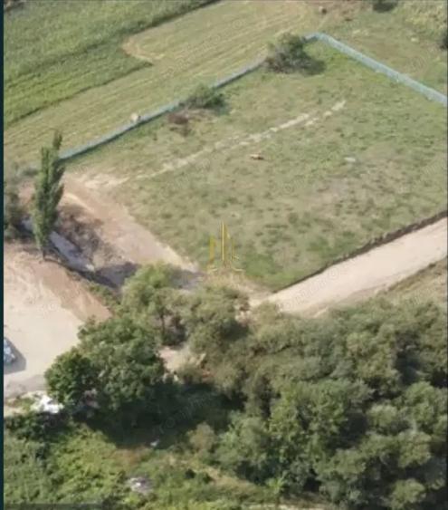 Teren de 4200 mp, în Adâncata