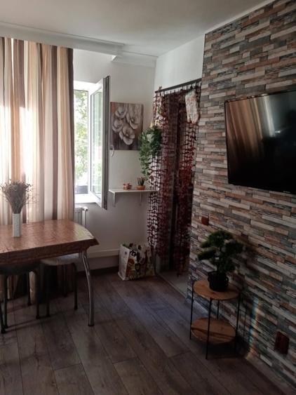 Apartament cu 2 camere semidecomandat în 1 Mai