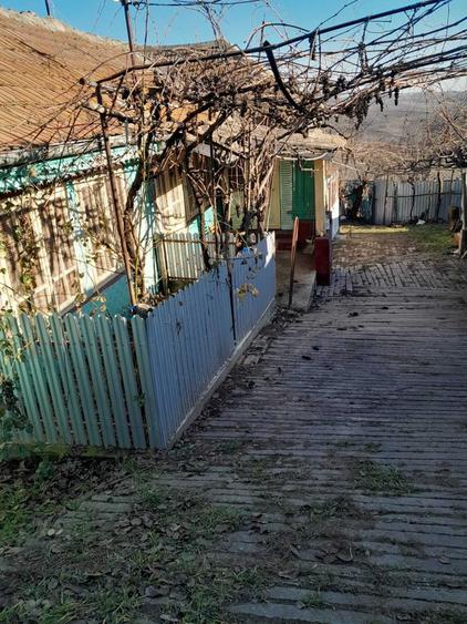 Casă cu 4 camere în Mălușteni