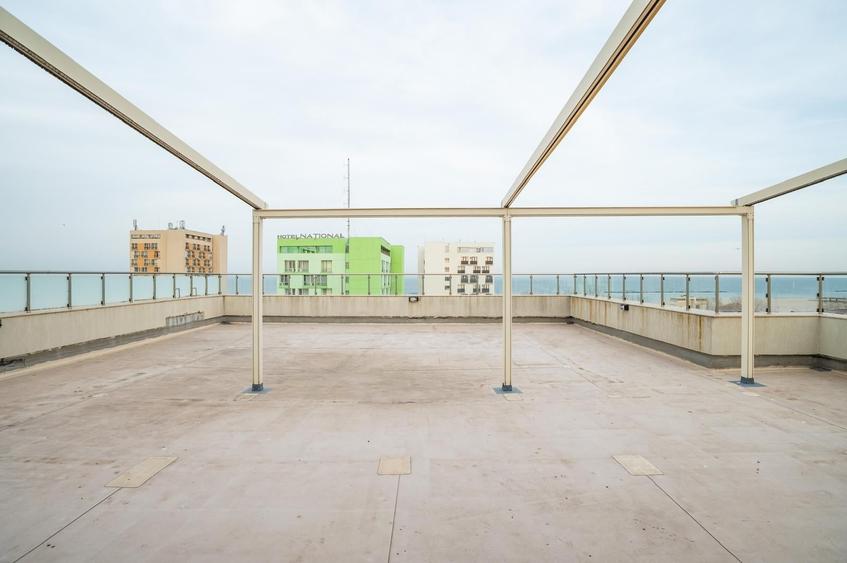 Penthouse cu 5 camere decomandat, mobilat în Central