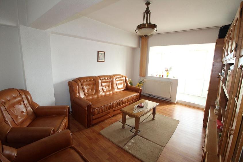 Apartament cu 3 camere decomandat în 9 Mai