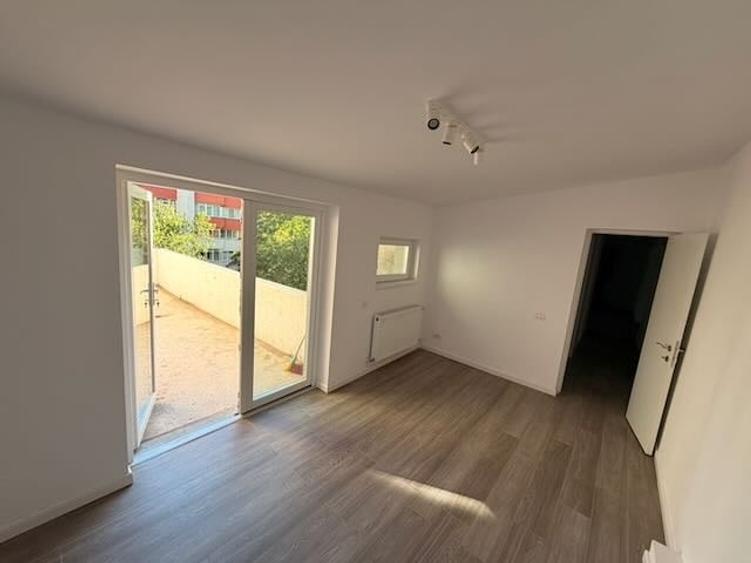 Apartament cu 6 camere decomandat, mobilat în Clucerului