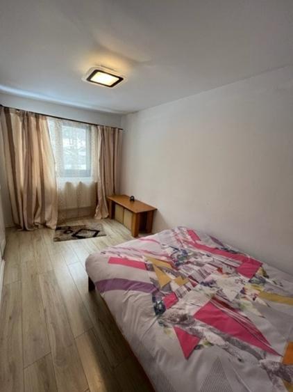 Casă cu 7 camere cu Teren 300 Mp în Est