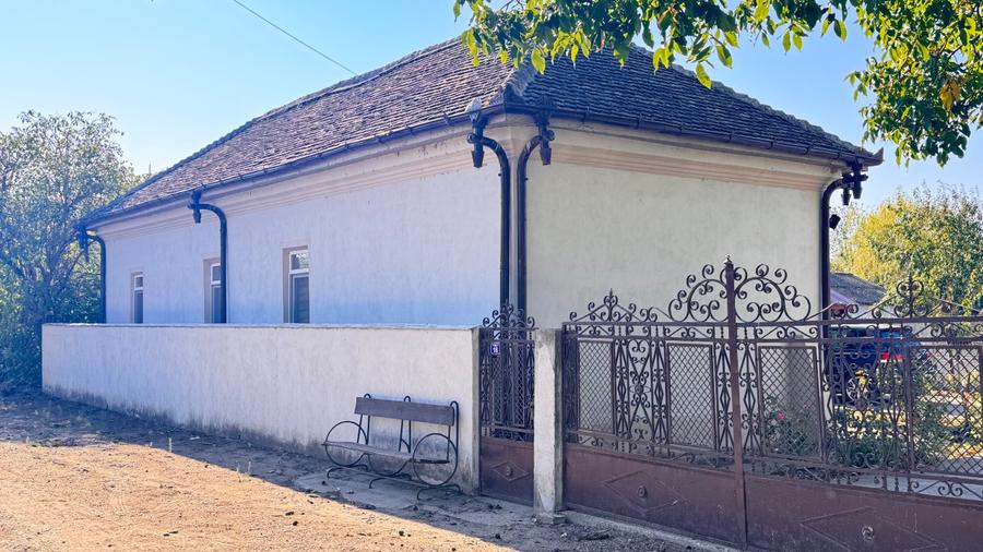 Casă individuală cu 5 camere cu Teren 1200 Mp în Ghidici