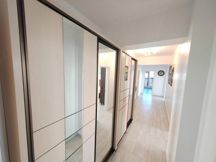 Apartament cu 4 camere decomandat în Titan