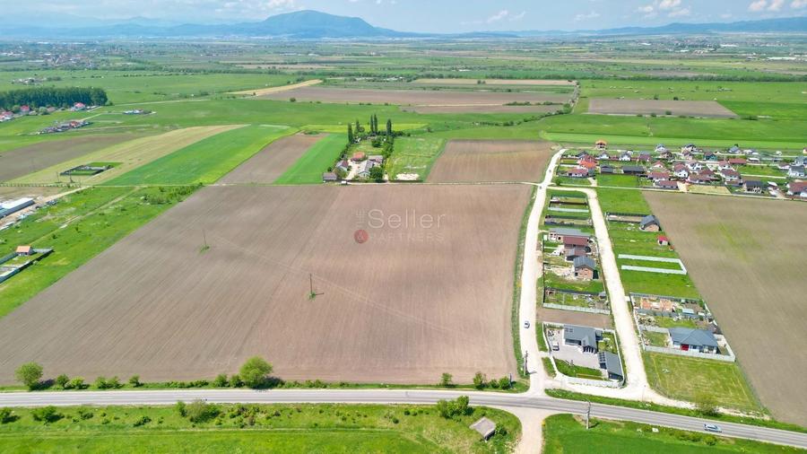 Teren Construcții intravilan de 31800 mp, în Sânpetru