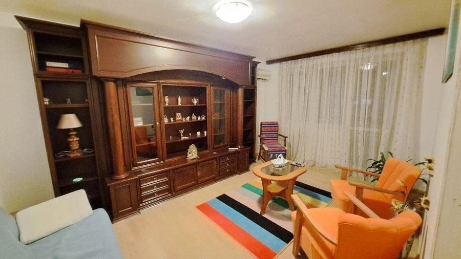Apartament cu 3 camere decomandat în Lacul Tei