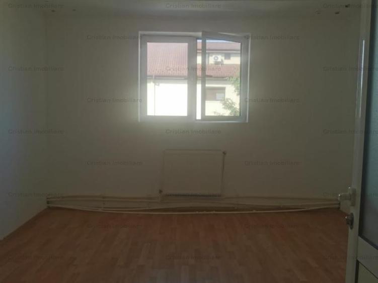Casă cu 5 camere cu Canalizare în Central