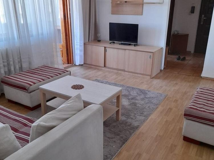 Apartament cu 3 camere semidecomandat în Colentina