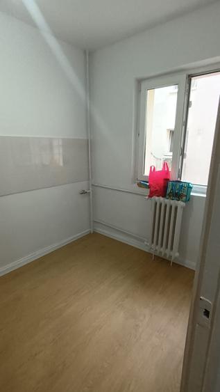 Apartament cu 3 camere decomandat în Drumul Taberei