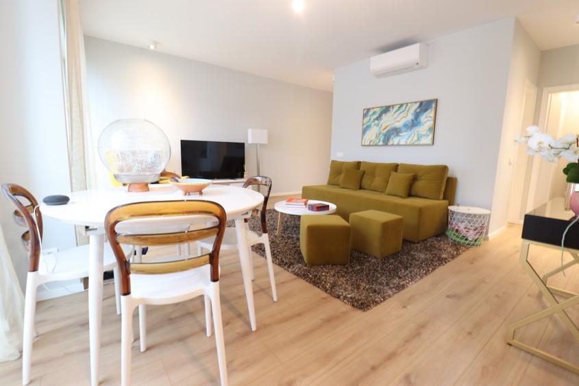 Apartament cu 3 camere semidecomandat, mobilat în Central