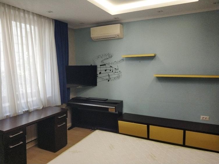 Apartament cu 3 camere decomandat, mobilat în Central