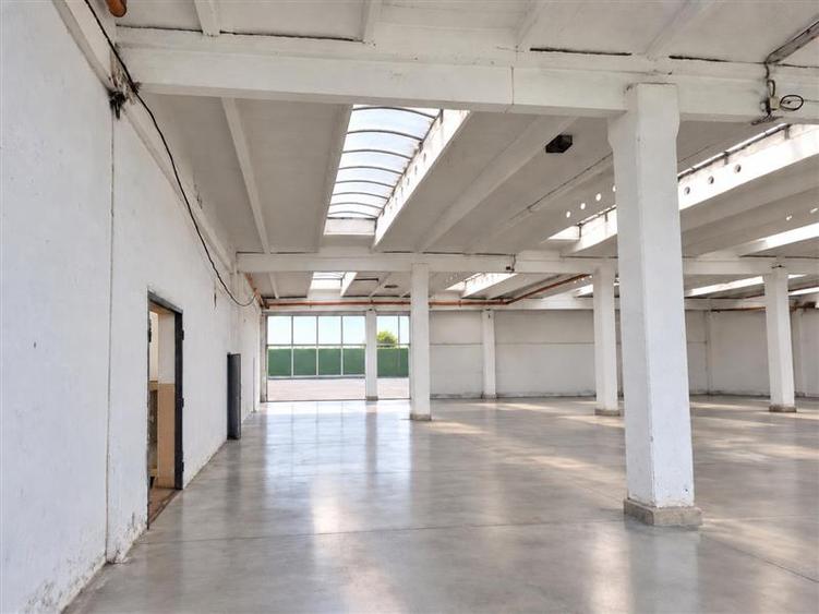 Spațiu comercial, de 2,300 mp, în Central
