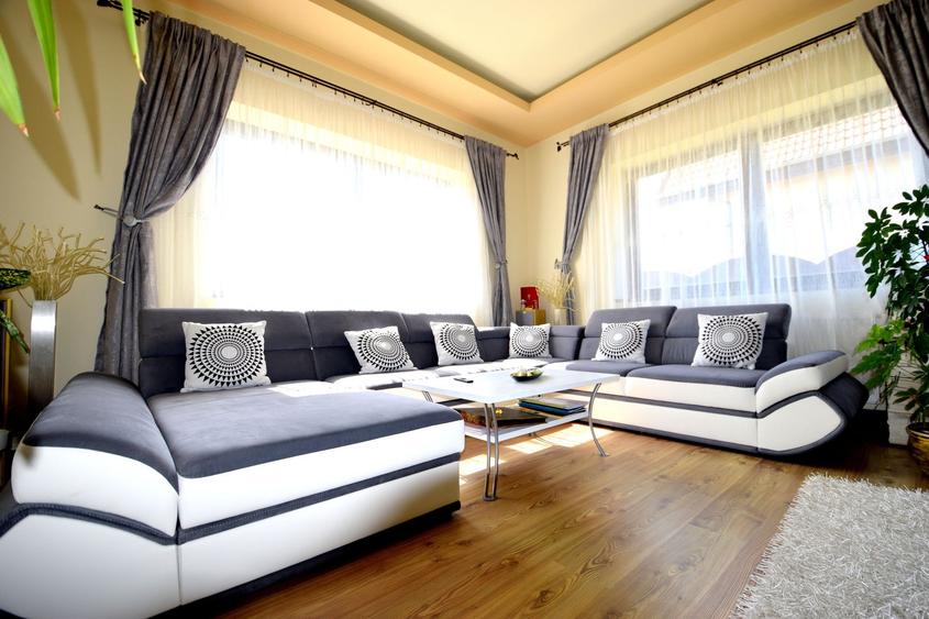 Casă individuală cu 8 camere cu Canalizare în Sânandrei