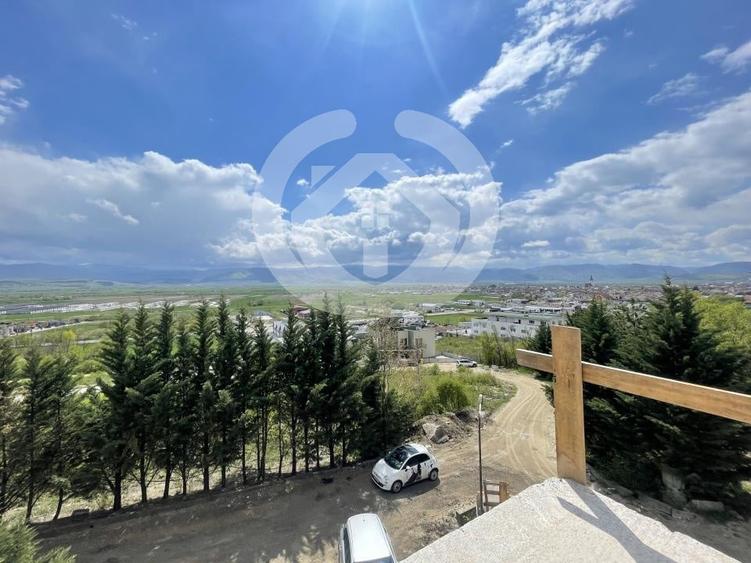 Apartament cu 4 camere decomandat în Cristian