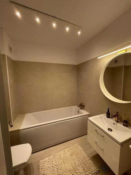 Apartament cu 3 camere semidecomandat în Berceni