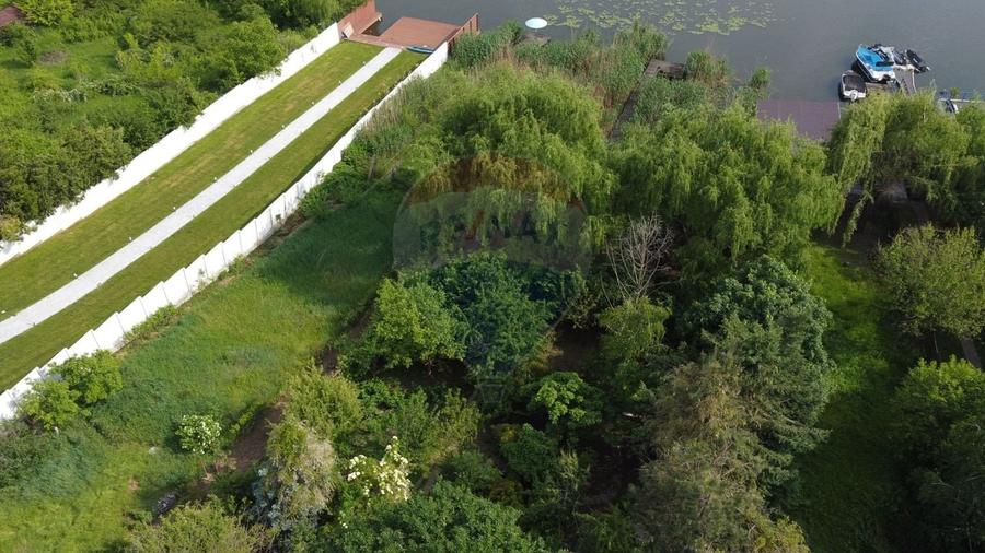 Casă individuală cu 7 camere cu Teren 1798.1600341797 Mp în Izvorani