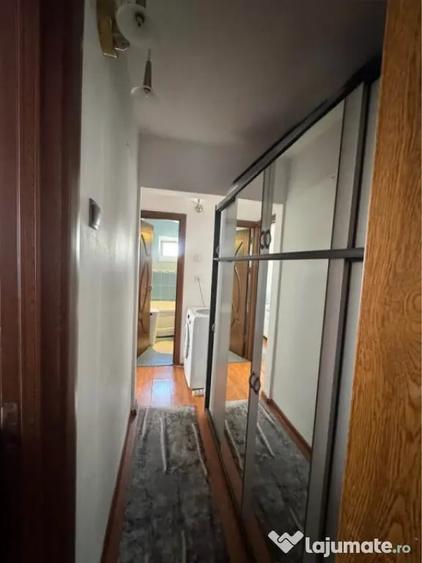 Apartament cu 3 camere semidecomandat în Craiovița Nouă