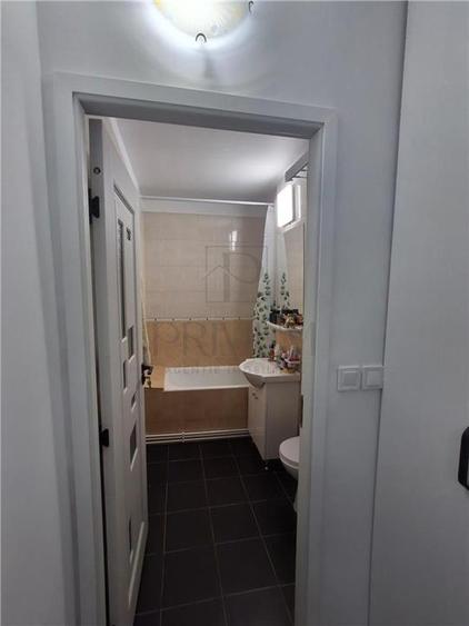 Apartament cu 2 camere semidecomandat, mobilat în Dâmbovița