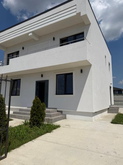 Casă individuală cu 5 camere cu Canalizare în Pantelimon