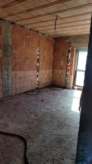 Casă cu Teren 2290 Mp în Gârleni