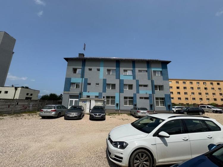 Casă individuală cu 18 camere decomandat cu Canalizare în Carierei