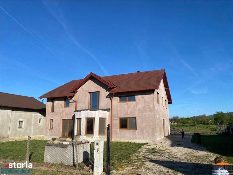 Casă cu 6 camere cu Teren 923 Mp în Târnova
